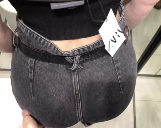 Согласилась на публичный минет в раздевалке и глотнула сперму