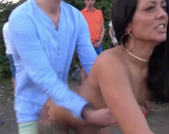 Милфа дает всем по очереди - публичное порно