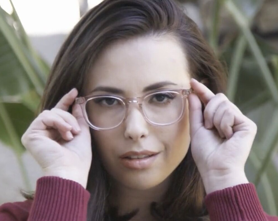 Секс с симпатичной девушкой в очках