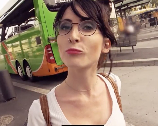 Парень знакомится со студенткой на автостанции