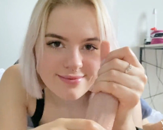 Парень любит, когда он не сам дрочит, а девушка дрочит ему