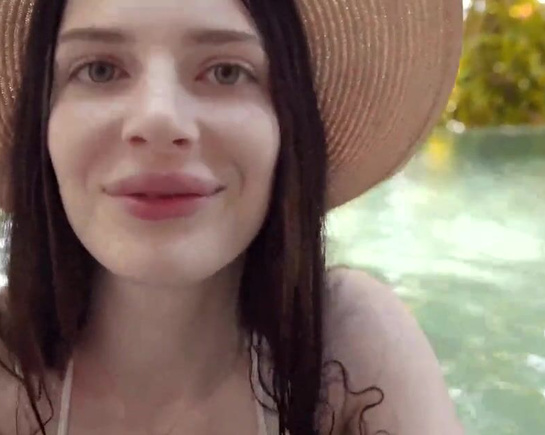 Русская красотка отдыхает с парнем на острове и снимает своё порно на камеру