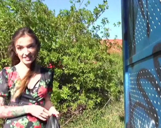 Чешская красотка просто ждала поезд, а парень начал приставать