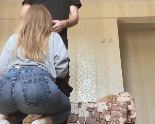 Девушка с классной попой трахается с парнем по домашнему