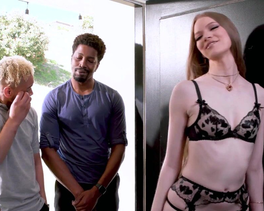 Жена-шлюшка изменяет мужу, пока его нет дома