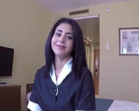 Уговорил милую работницу отеля на секс