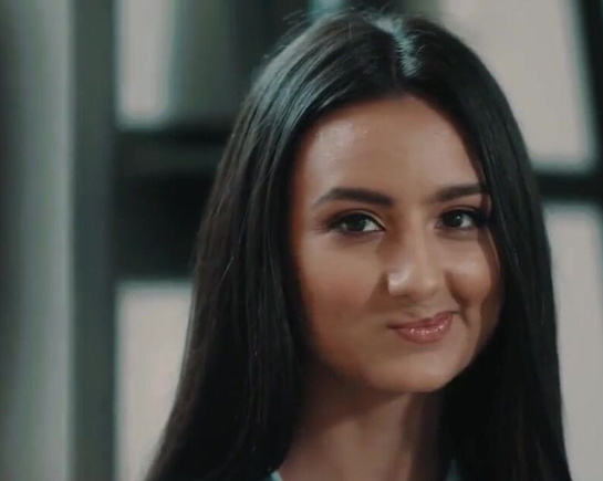 Привлекательная брюнетка трахает своего начальника