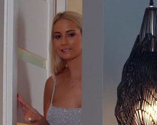 Мачеха пришла сделать пасынку приятно - секс с мачехой