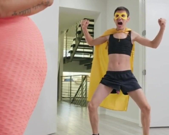 Пасынок присунул в большую жопу милфы