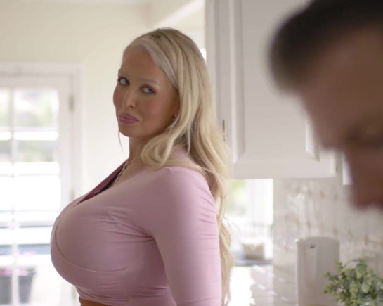 Зашел в гости к девушки и трахнул ее зрелую мамку