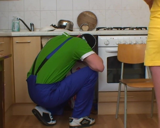 Похотливая девушка вызвала мастера на час только ради секса