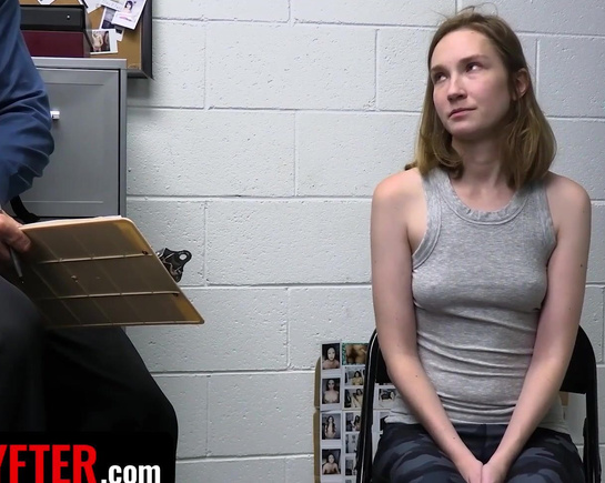 Молодая воровка отдалась охраннику, чтобы избежать неприятностей