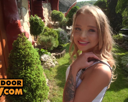 Русская девушка не сдержалась и соблазнила негра на секс