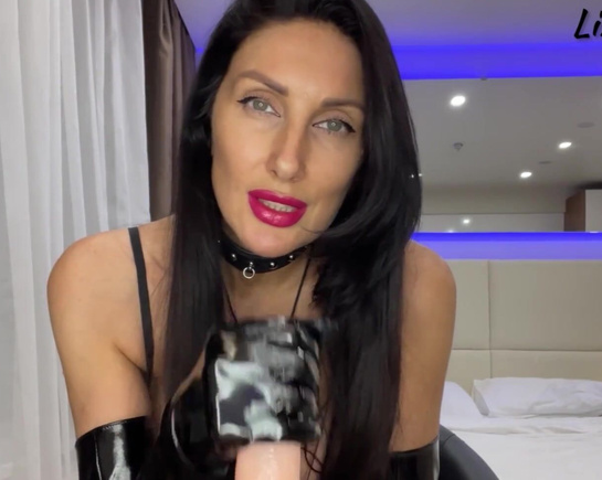 Русская женщина дрочит дилдо с разговорами