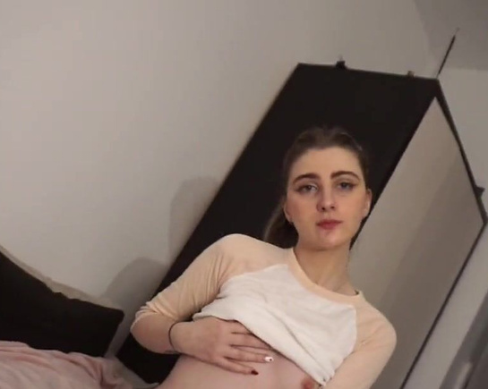 Скромная студентка сделала минет, но трусики не сняла