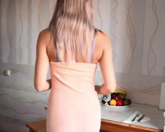 У меня сегодня годовщина с мужем, ты что забыл?? - Друг пришел смотреть футбол..