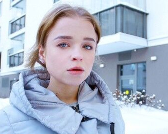 Милая, русская красотка сделала парню минет в машине и дала себя трахнуть дома