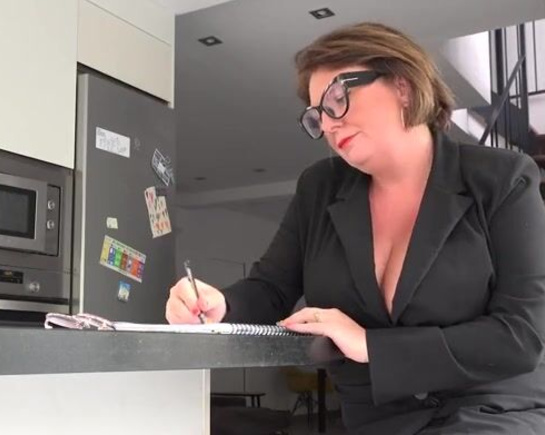 Голая милфа в любительском порно, с разговорами по телефону