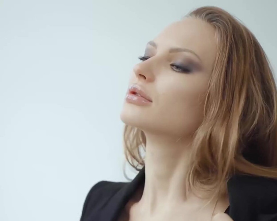 Модель с красивым голым телом позирует на камеру