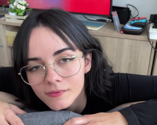 Девушка делает парню минет, пока он не кончит в ротик