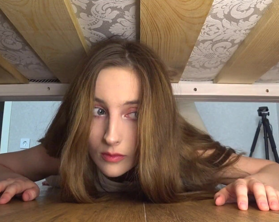 Русская милашка застряла под кроватью