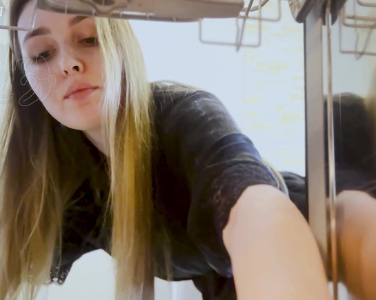 Устроил секс с русской мачехой, когда она застряла в посудомойке