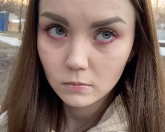 Русская девушка призналась незнакомцу, что ее бросил парень..