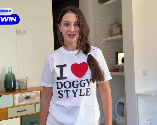 Сводная сестра, что у тебя написано на футболке??