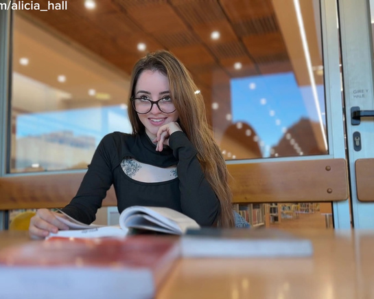 Нежная девушка с библиотеки делает минет