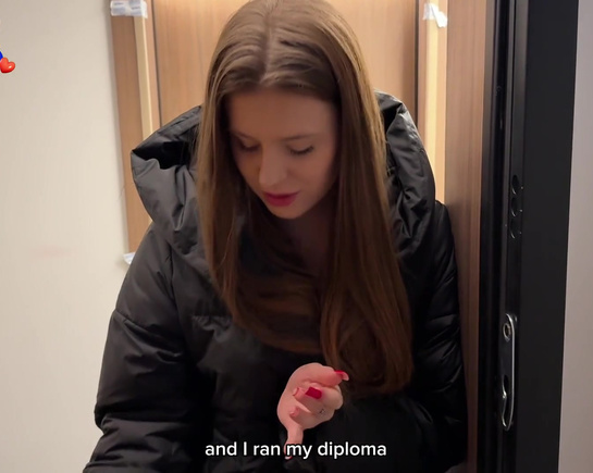 Соседка пошла выбрасывать мусор, а у нее дверь захлопнулась...