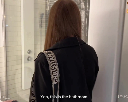 Молодая риэлторша здает квартиру и еще берет комиссию