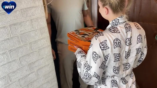 Предложила доставщику зайти в квартиру и быстро оттрахать ее