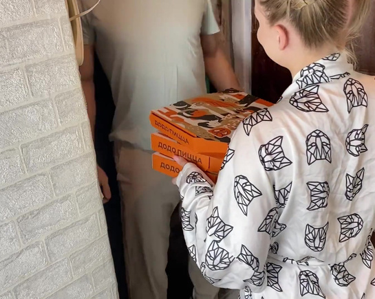 Предложила доставщику зайти в квартиру и быстро оттрахать ее