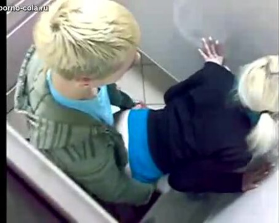Подсмотрел за ребятами в туалете