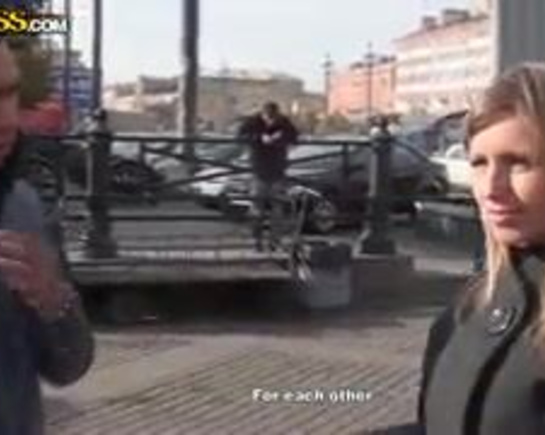 Угостили милаху чаем и трахнули в туалете