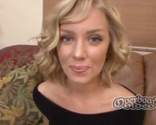 Николь с наслаждением глотает сперму