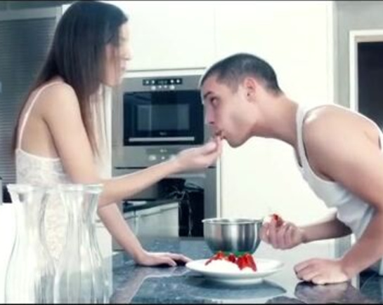 Поимел свою девоушку на кухонном столе