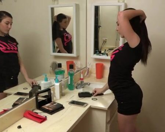 Домашняя девочка смыла макияж и заодно поласкала письку