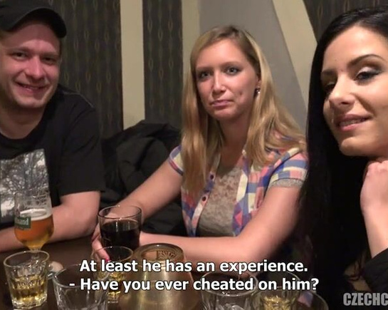 Чешская парочка платит деньгами за хороший секс в местных пабах