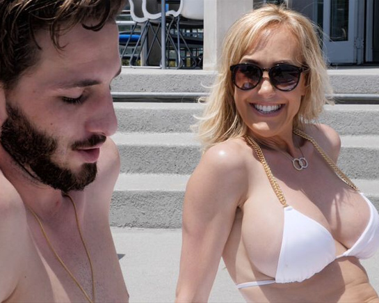 Шикарная зрелая дама развела на секс молодого красавчика и дала войти в себя