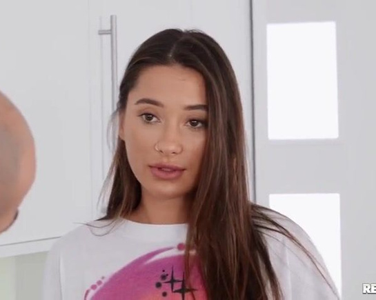 Сантехник прочистил трубы и киску большейгрудой домохозяйки