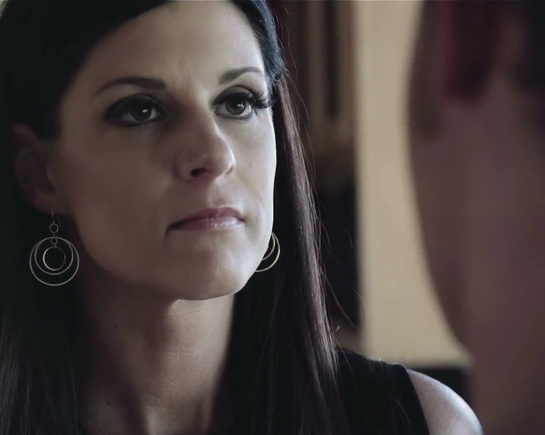 Шикарная мамка дала в киску, потому что хочет молодого члена