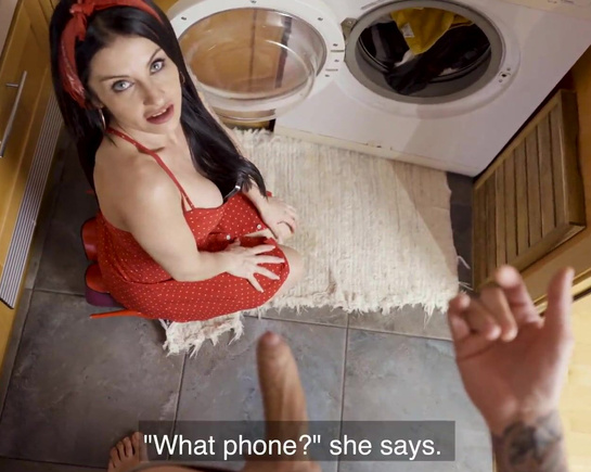 Достал член и трахнул мамку во время уборки