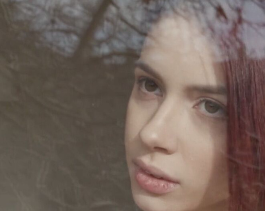 Симпатичная рыжеволосая милашка нуждается в мужском внимании - нежная эротика 2022