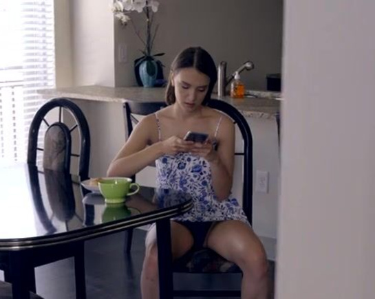 Сводный брат постоянно подглядывает за сетрой и она ему даёт