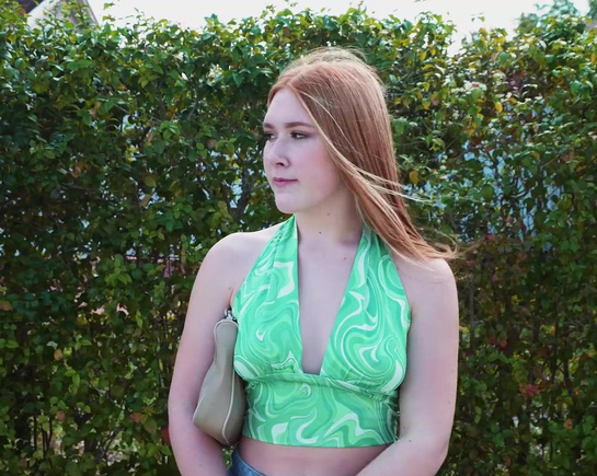 Говорила пацанам, что она не такая, но села в машину, как только увидела деньги