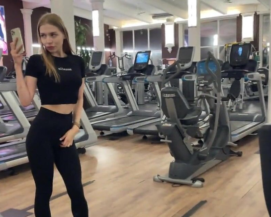 Красотка занимается в зале и нравится всем парням