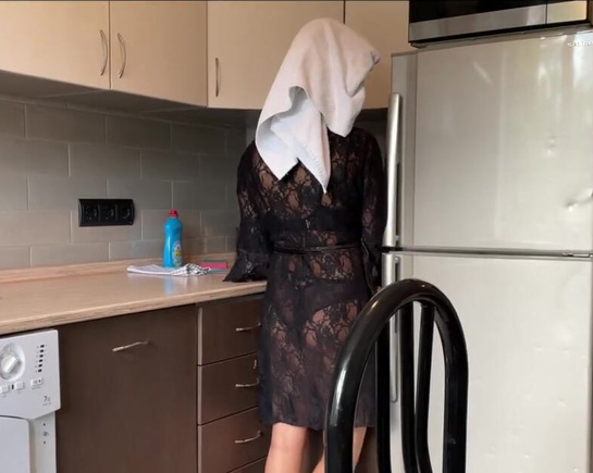 Быстрая измена с другом парня, пока он в душе...