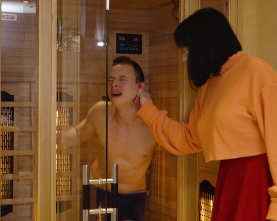 Взяла парня за ухо и трахнула