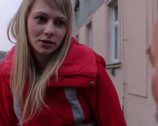 Ей нравится не только вино, но и секс со зрелыми мужчинами